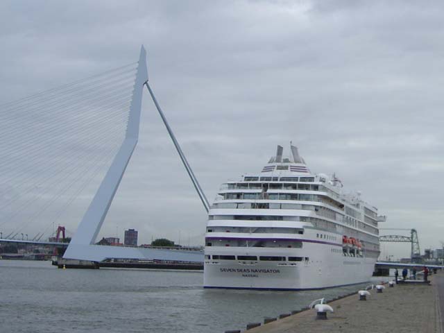 Cruiseschip ms Seven Seas Navigator van Carlson Groups aan de Cruise Terminal Rotterdam